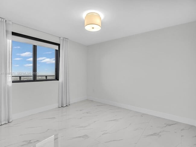 Building Photo - 700 NE 24th St