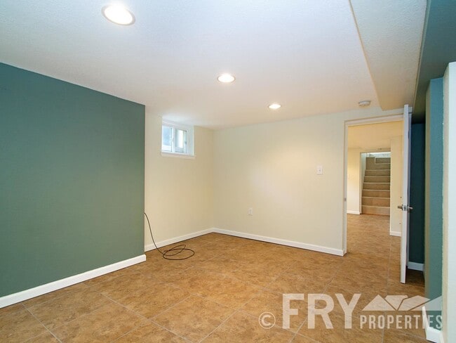 Building Photo - Classic bungalow with modern finishes in burgeoning Regis neighborhood.