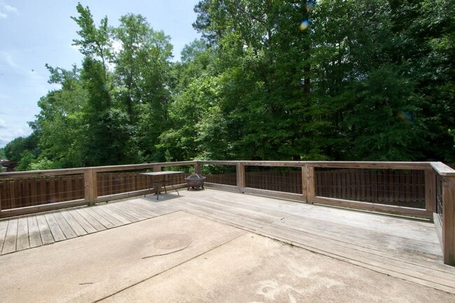 Building Photo - Cotswold S/D! 3Bed/2.5Bath Home with Fence...