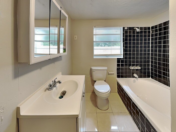 Building Photo - 802 Lincoln Ave