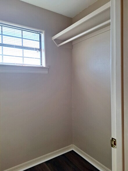 Building Photo - 1402 W Kiwi Ave