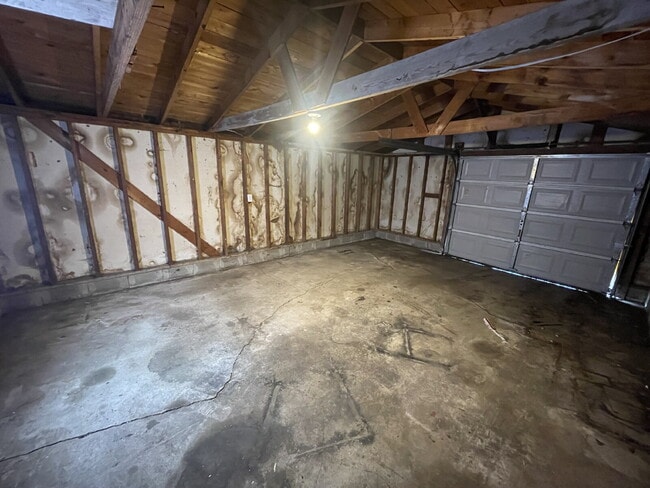 Building Photo - 3 Bedroom with 1.5 car garage/workshop combo (has electricity)