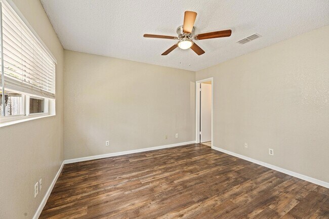 Building Photo - 906 Oleander Ln