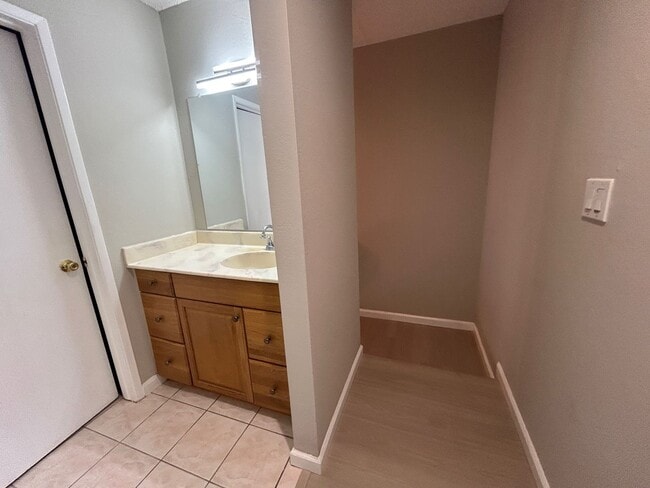Building Photo - Nice 3br/1.5ba Town Home. Great school. Wa...
