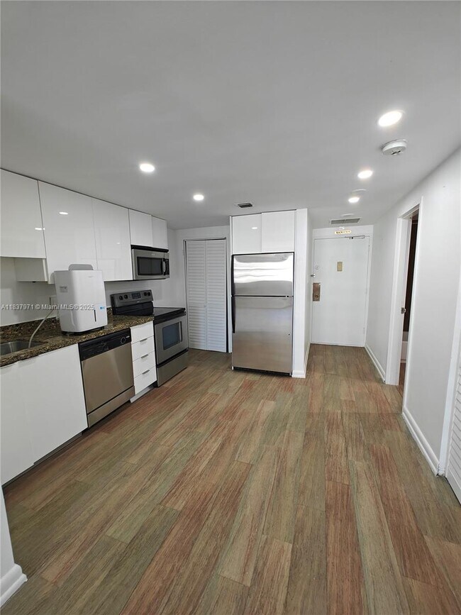 Building Photo - 801 Brickell Bay Dr