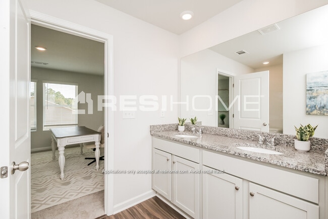 Building Photo - 432 Oakwood Dr NW