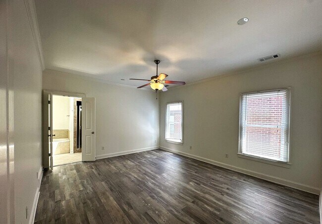 Building Photo - Gorgeous 4 Bedroom Home A Must See