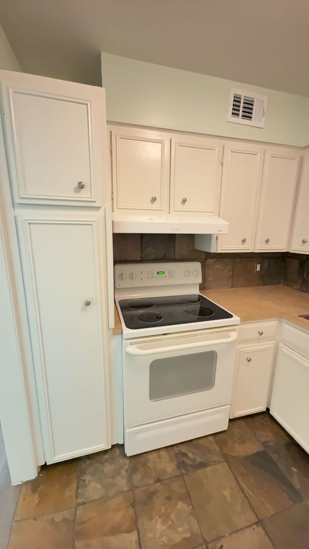 Building Photo - Welcome to your new charming 2 bed, 1.5 bath first floor condo!