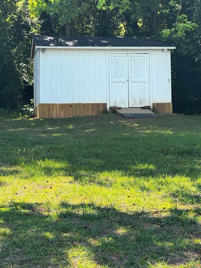 Building Photo - Beautiful Home With Storage Building
