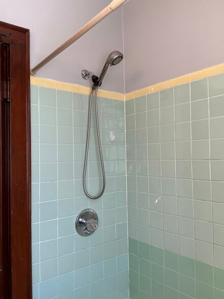 Building Photo - 10 Erin St