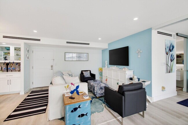 Building Photo - 1236 Hillsboro Mile