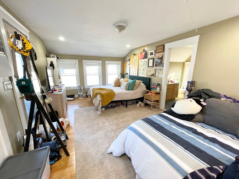 Building Photo - 23 Iroquois St