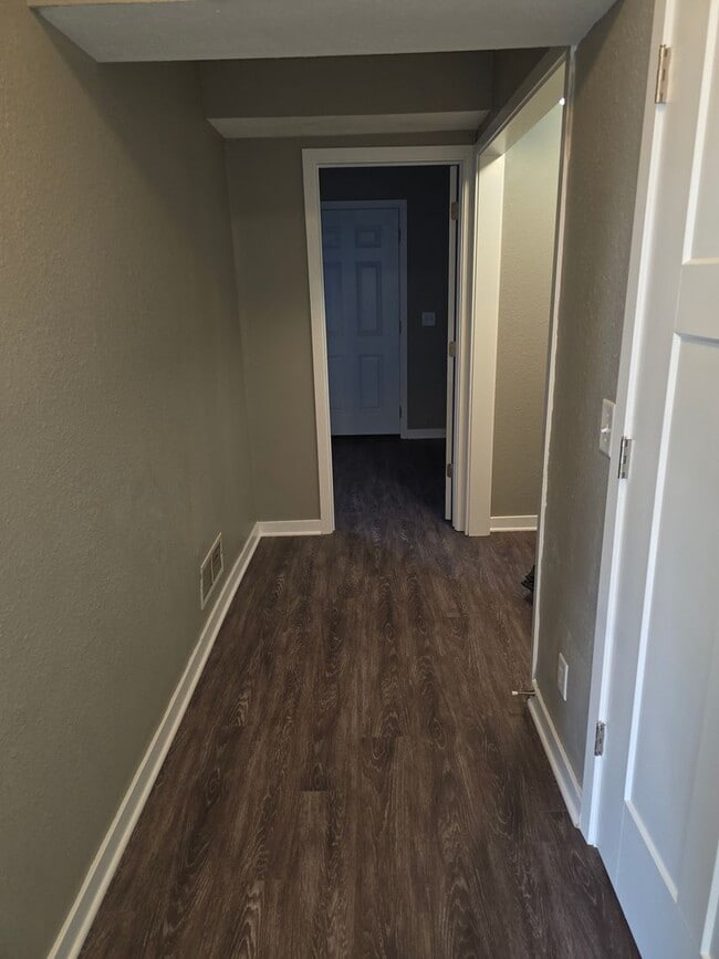 Building Photo - Duplex For Rent! Valley NE