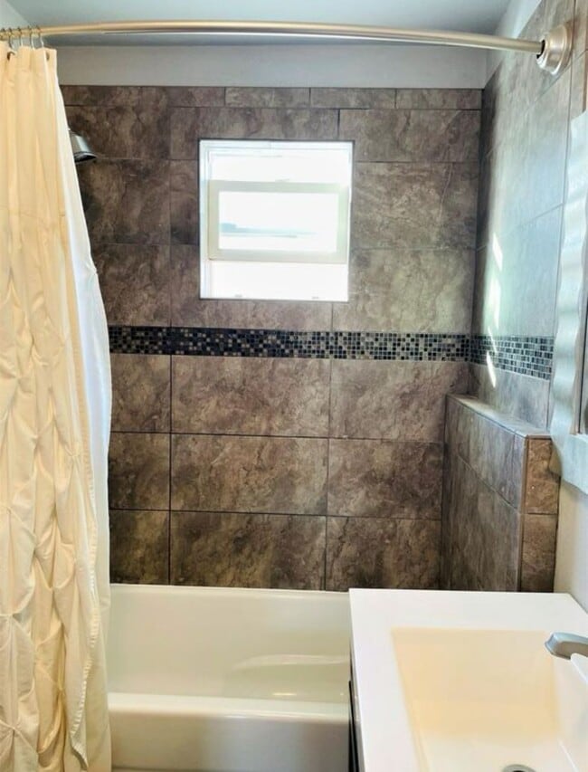 Building Photo - Available October 4, 2025! Remodeled Histo...