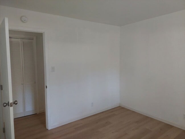 Building Photo - 2 Bedroom near Stateline