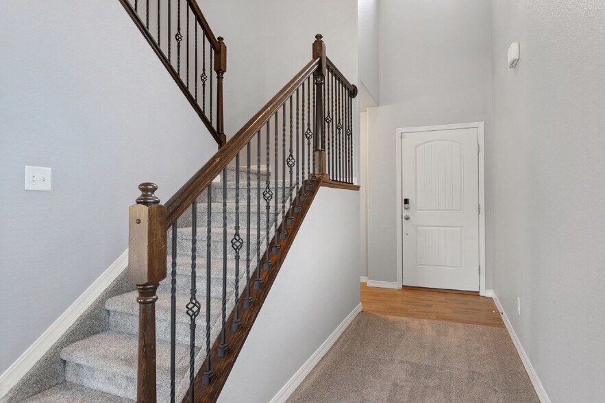 Building Photo - Spacious 4-Bed Home Minutes from Fort Cars...