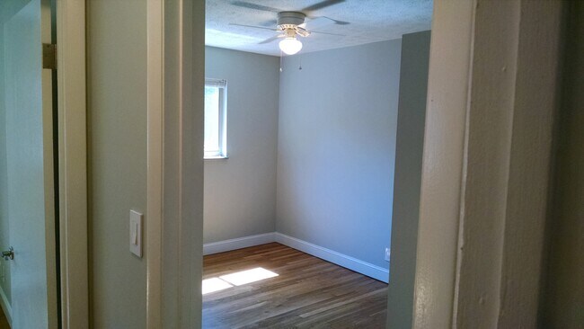Building Photo - Renovated 2BR/1BA Condo – Prime UTK Location!