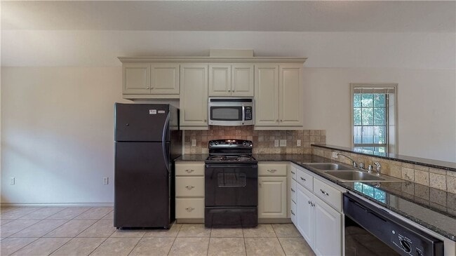 Building Photo - 115 Richards St