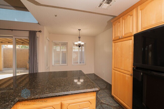 Building Photo - 3 Bed 2.5 Bath House in Desirable Community of Southridge Fontana