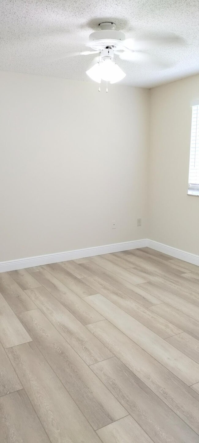 Building Photo - 1000 Crestwood Ct S