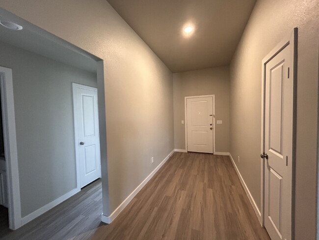 Building Photo - 3 Bedroom 2 Bathroom