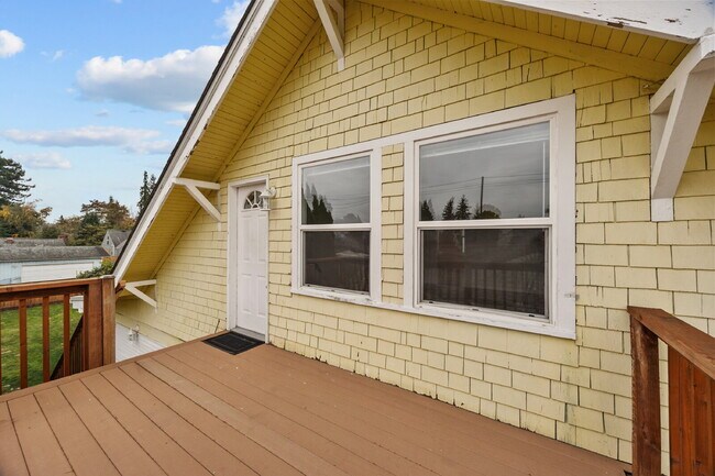 Building Photo - Adorable upper-floor APARTMENT One Bedroom. Washer/Dryer, Driveway parking for up to 3 vehicles. ...