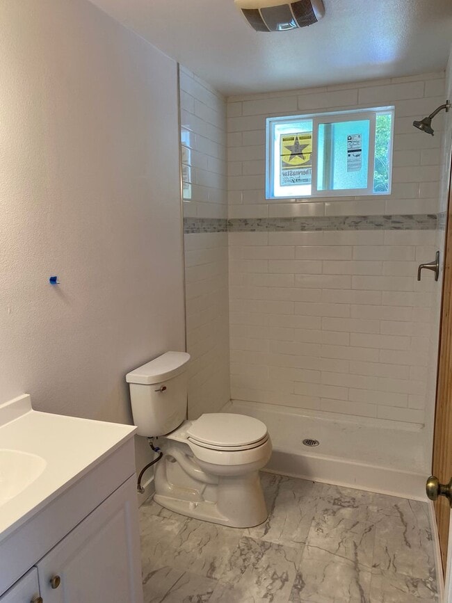 Building Photo - Charming Granny Unit in the Heart of the E...