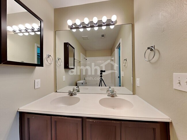 Building Photo - 714 Quail Hollow Dr