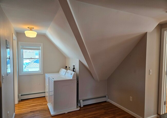 Building Photo - 674 Main St