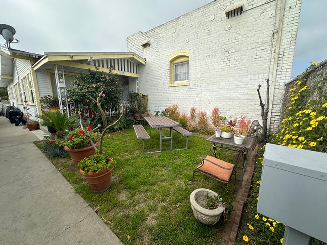 Building Photo - 867 W 9th St