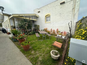 Building Photo - 867 W 9th St