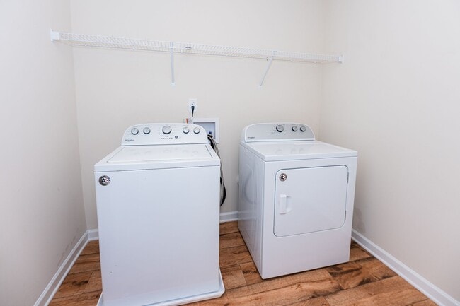 Building Photo - Spacious 5 Bedroom, 3 bath home in Greensboro with 2 car garage