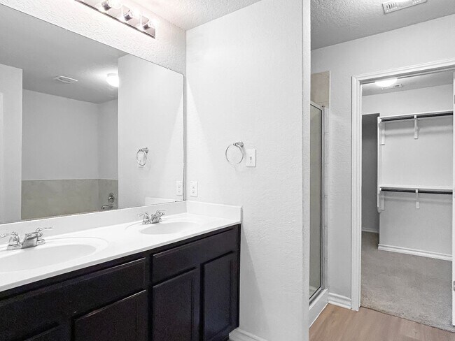 Building Photo - Spacious Valley Ranch 4/2.5 (2,324 SF) w/ Loft/Game Room