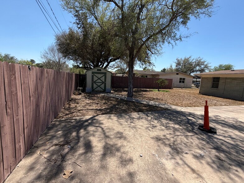 Building Photo - 1818 Joanna Ave