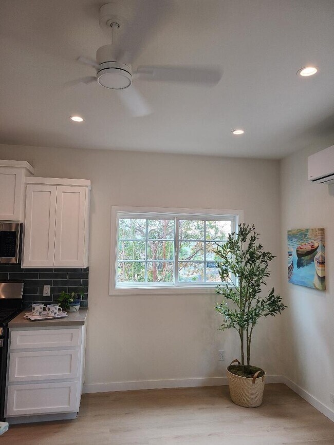 Building Photo - 1162 Hacienda Dr