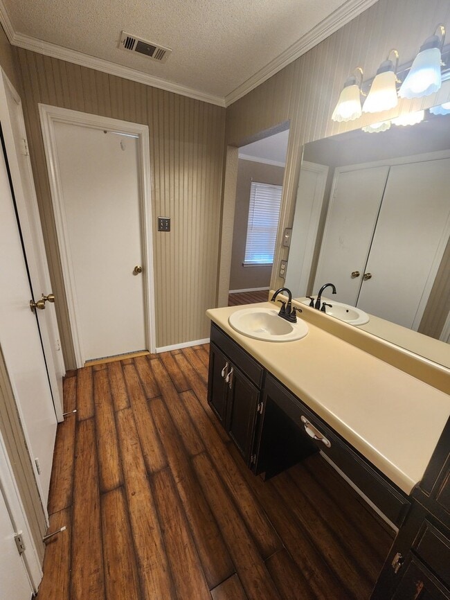 Building Photo - 3 bed 2 bath 2 car garage, move in ready!