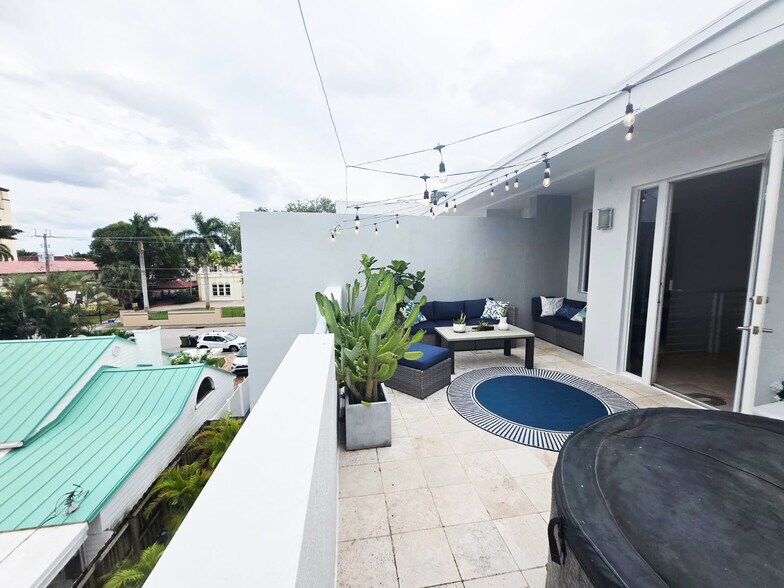 Building Photo - 302 NE 8th Ave