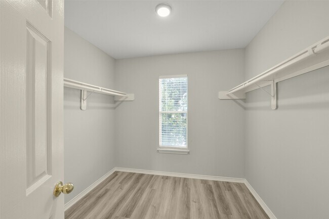 Building Photo - 750 Redwing Park Dr