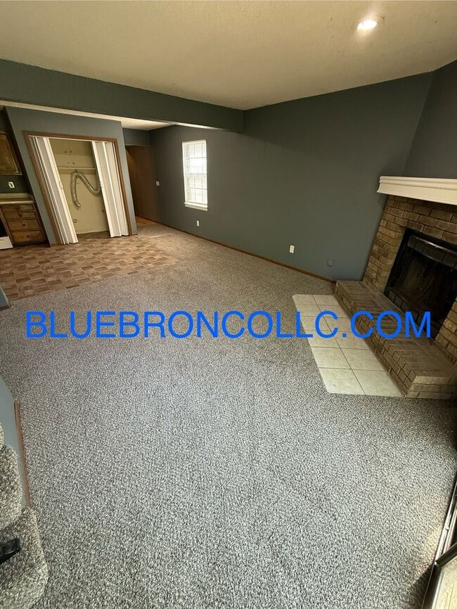 Building Photo - Spacious 3 BR Townhome—New Carpet & Paint—...
