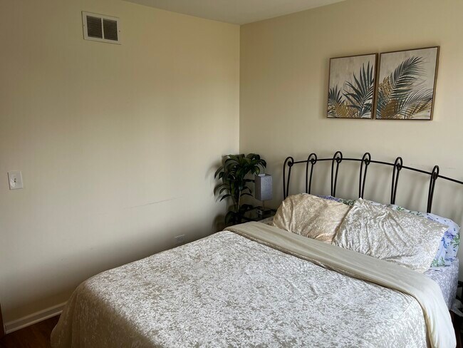 Building Photo - 1327 Fox Chase Dr