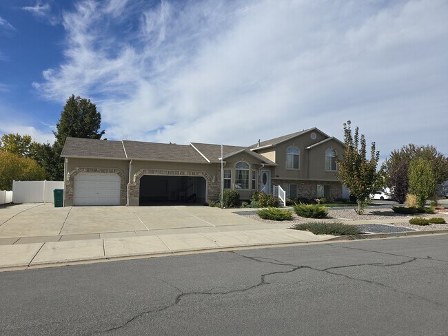 Building Photo - 1361 N 325 E