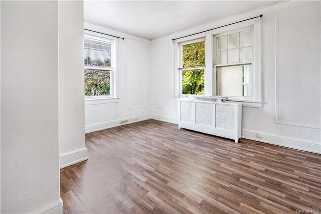 Building Photo - 218 E 4th St