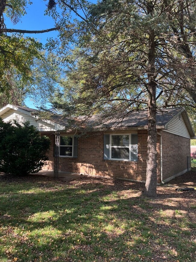 Building Photo - Spacious 3 bedroom house in SW Springfield!