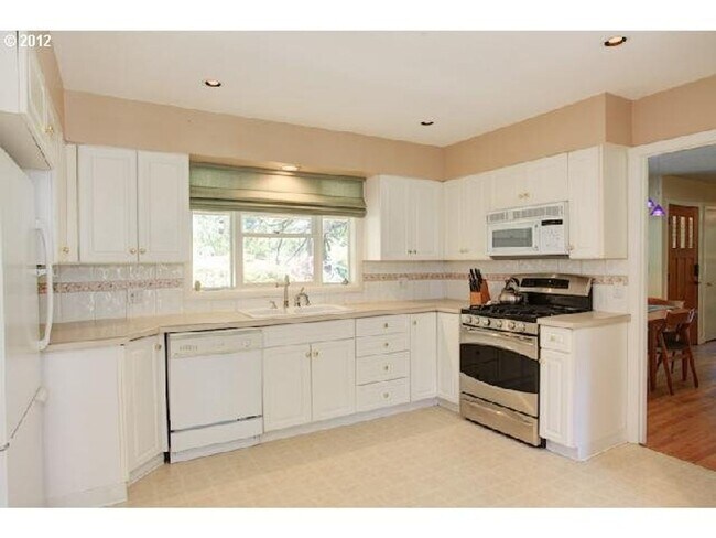 Building Photo - Lovely SW Portland home in RARE Location w...
