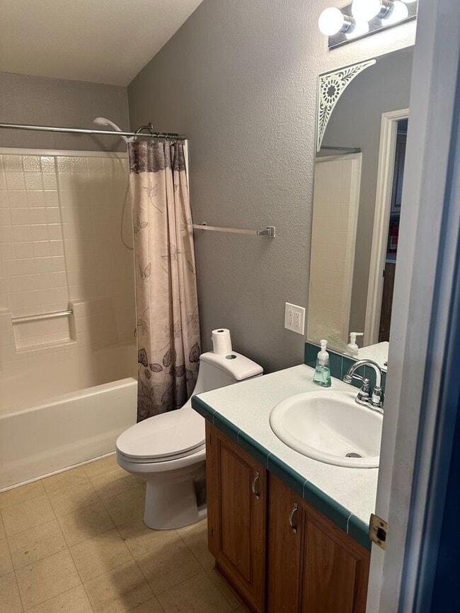 Building Photo - Charming villa in 55 plus quiet neighborhood.