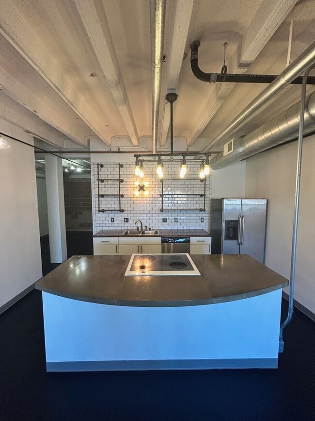 Building Photo - Updated & Spacious Studio Home