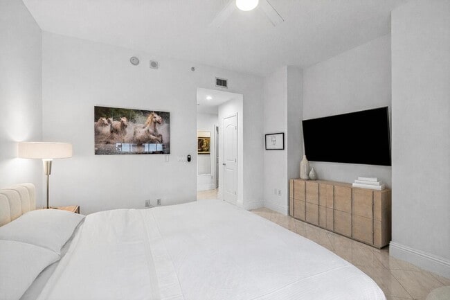 Building Photo - 701 S Olive Ave