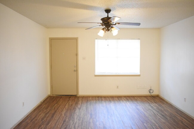 Building Photo - Updated Duplex in a Wonderful Central Loca...