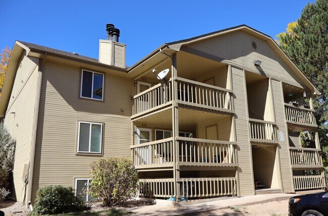 Building Photo - Prime Riverside Condo Steps from Edora Park & Trails