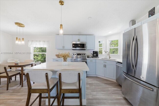 Building Photo - 851 Arapaho